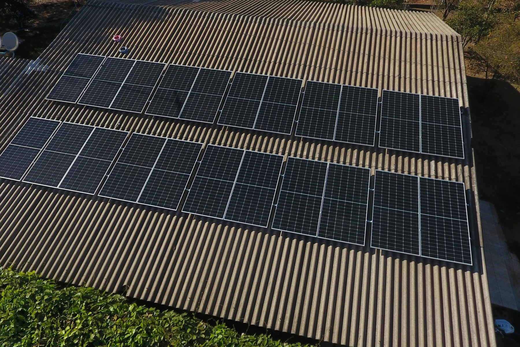 Toiture photovoltaïque prête à être comparée Vue aérienne de panneaux photovoltaïques installés sur une grande toiture