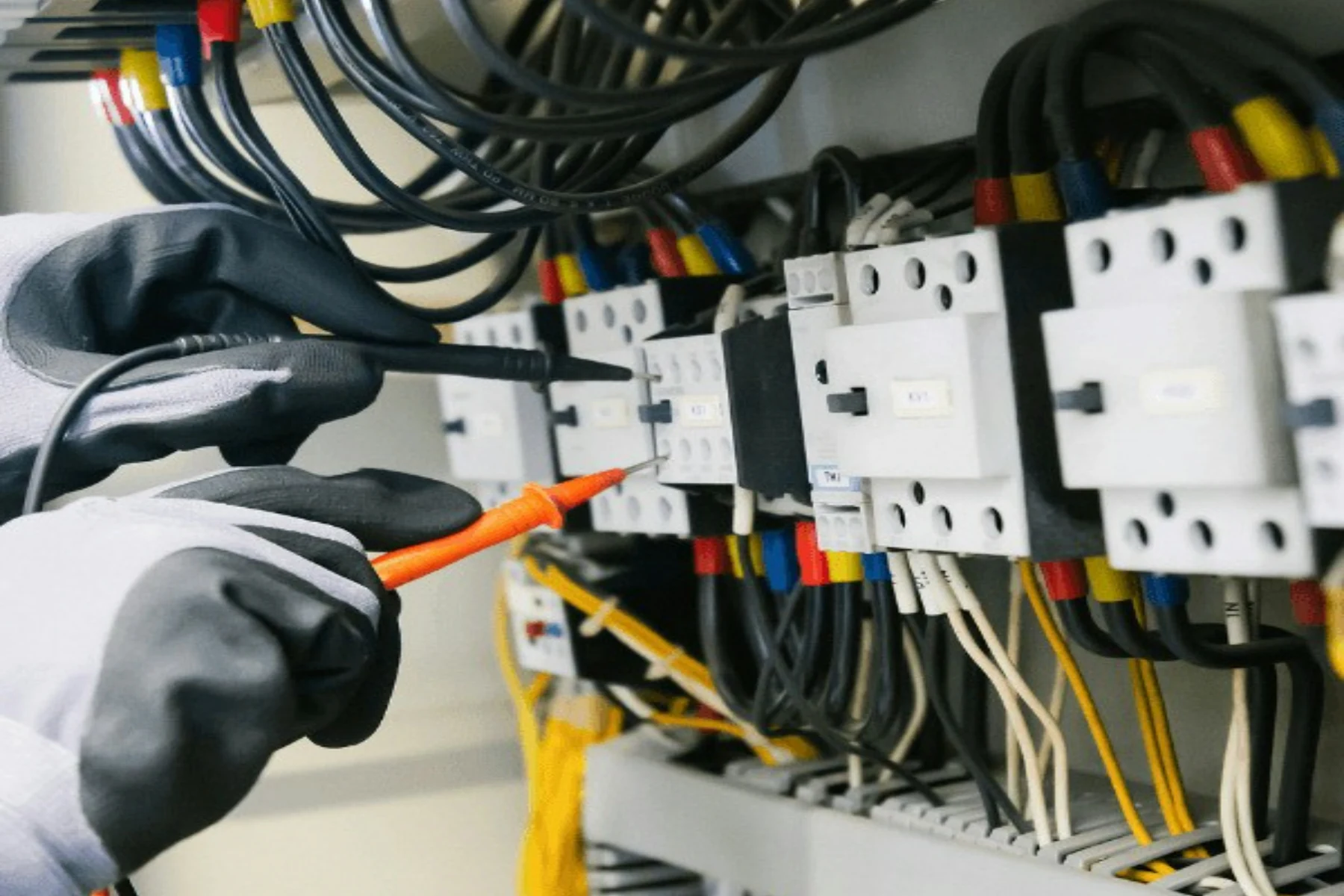 Vérification du coffret électrique photovoltaïque Électricien ganté contrôlant des connexions dans un coffret de protection